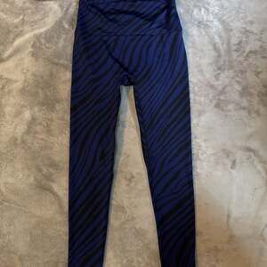 K-DEER Blue and Black Animal‎ Print Crop Leggings